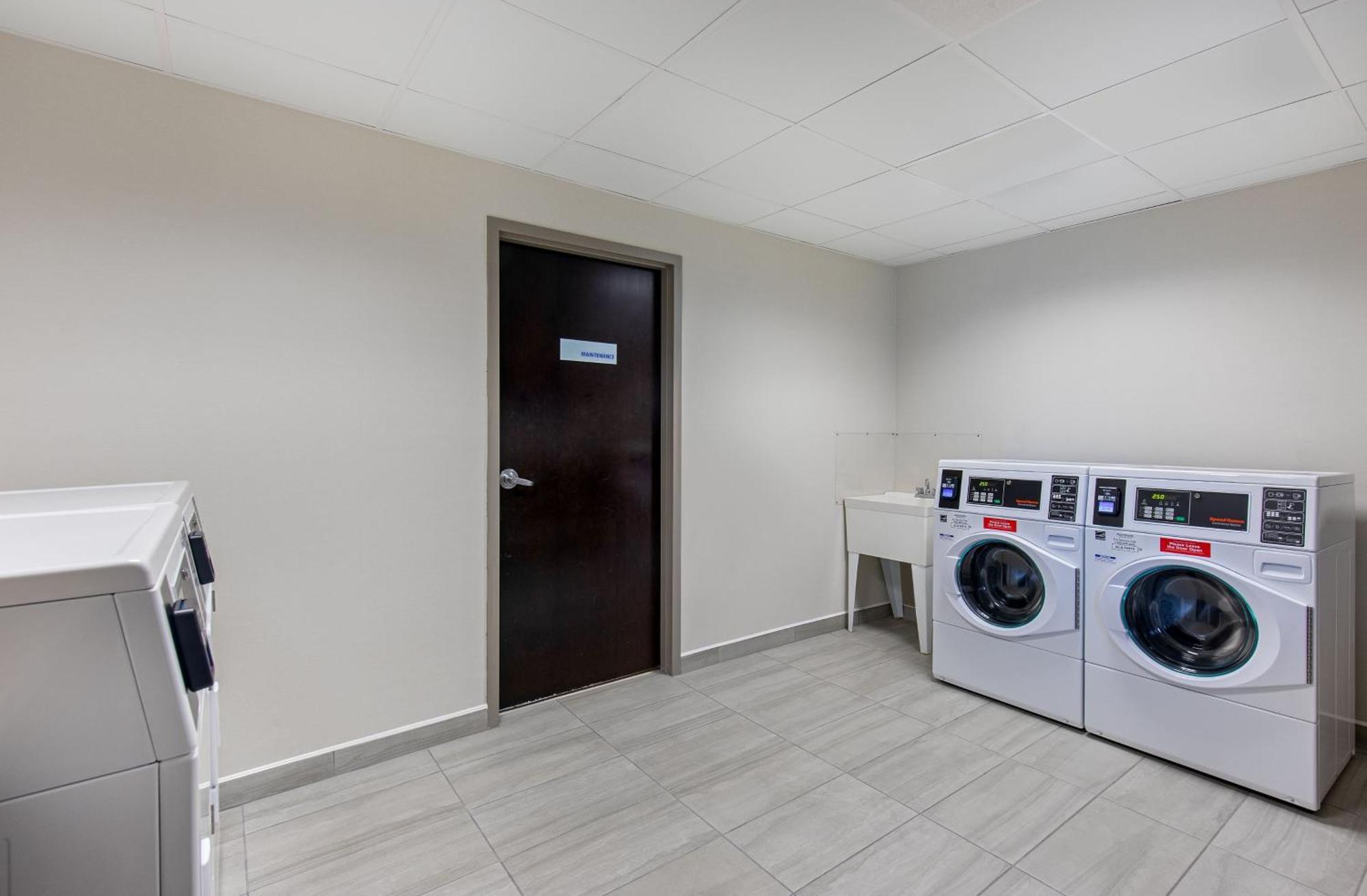 Holiday Inn Express & Suites - Cleveland Northwest By Ihg Eksteriør bilde