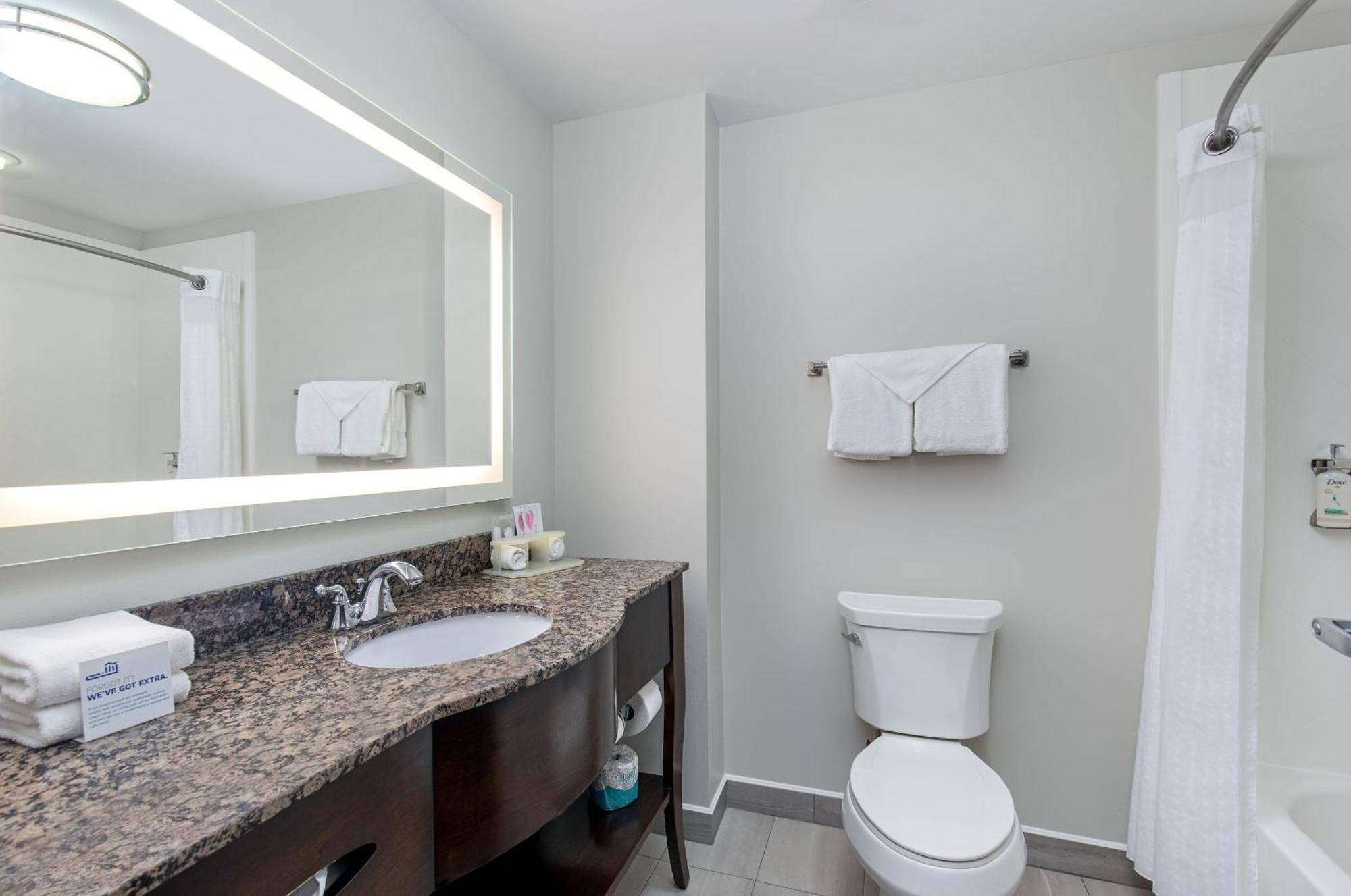 Holiday Inn Express & Suites - Cleveland Northwest By Ihg Eksteriør bilde